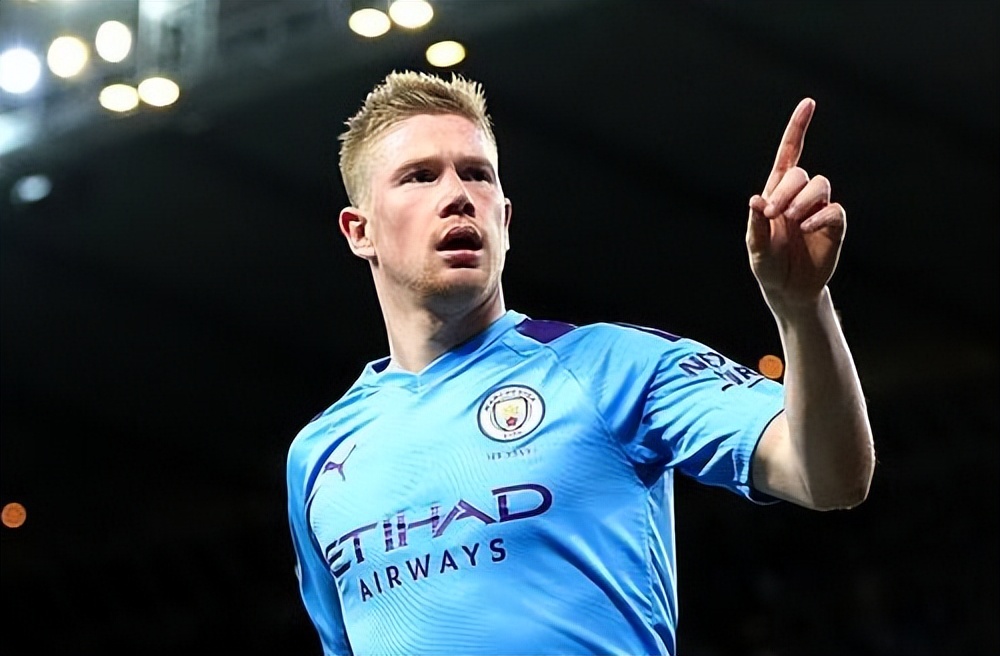 球员倒地后仍把球传出去，太拼