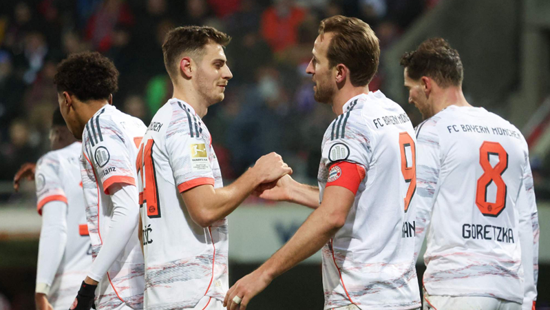 内蒙古额尔古纳初冬银装素裹，金雕翱翔雪原尽显苍穹之王风范